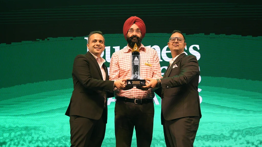gursimran oberai, founder of institute of professional banking (ipb) at proficorn, receiving an award from rajiv talreja 